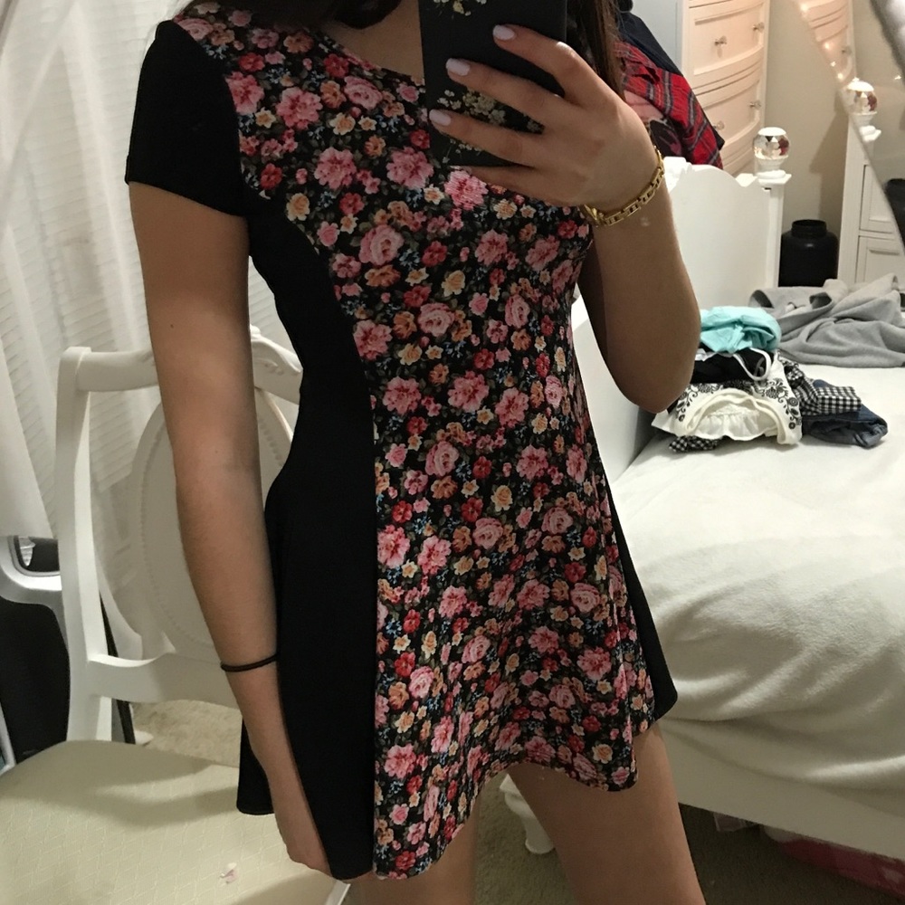 short flower print dress with black on the sides
